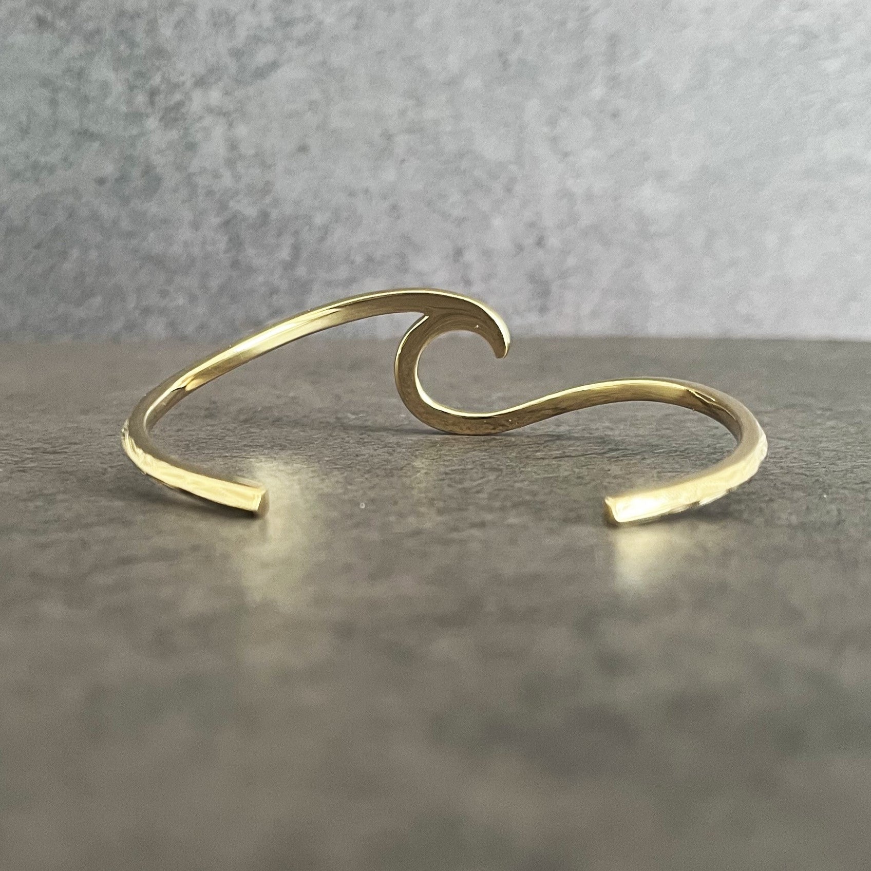 Halo.  HAWAIIAN JEWELRY "Wave" BANGLE (gold)