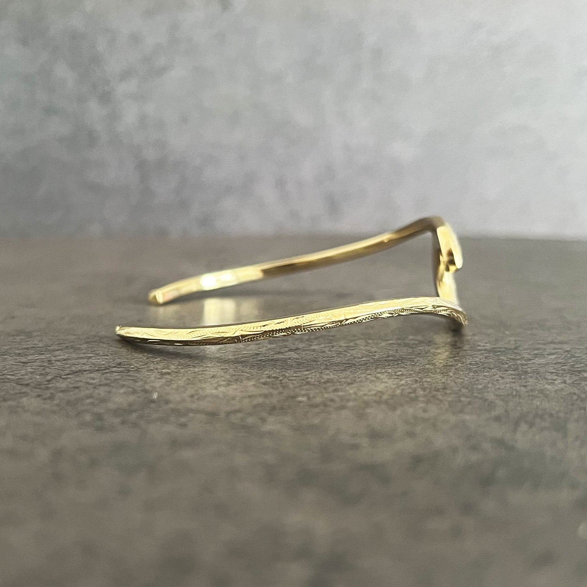 Halo.  HAWAIIAN JEWELRY "Wave" BANGLE (gold)