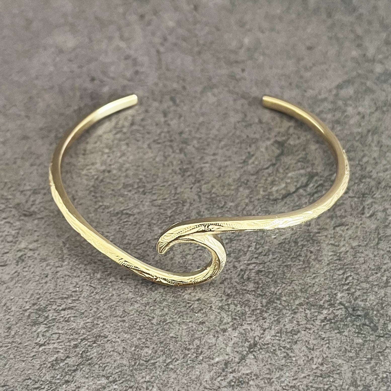 Halo.  HAWAIIAN JEWELRY "Wave" BANGLE (gold)