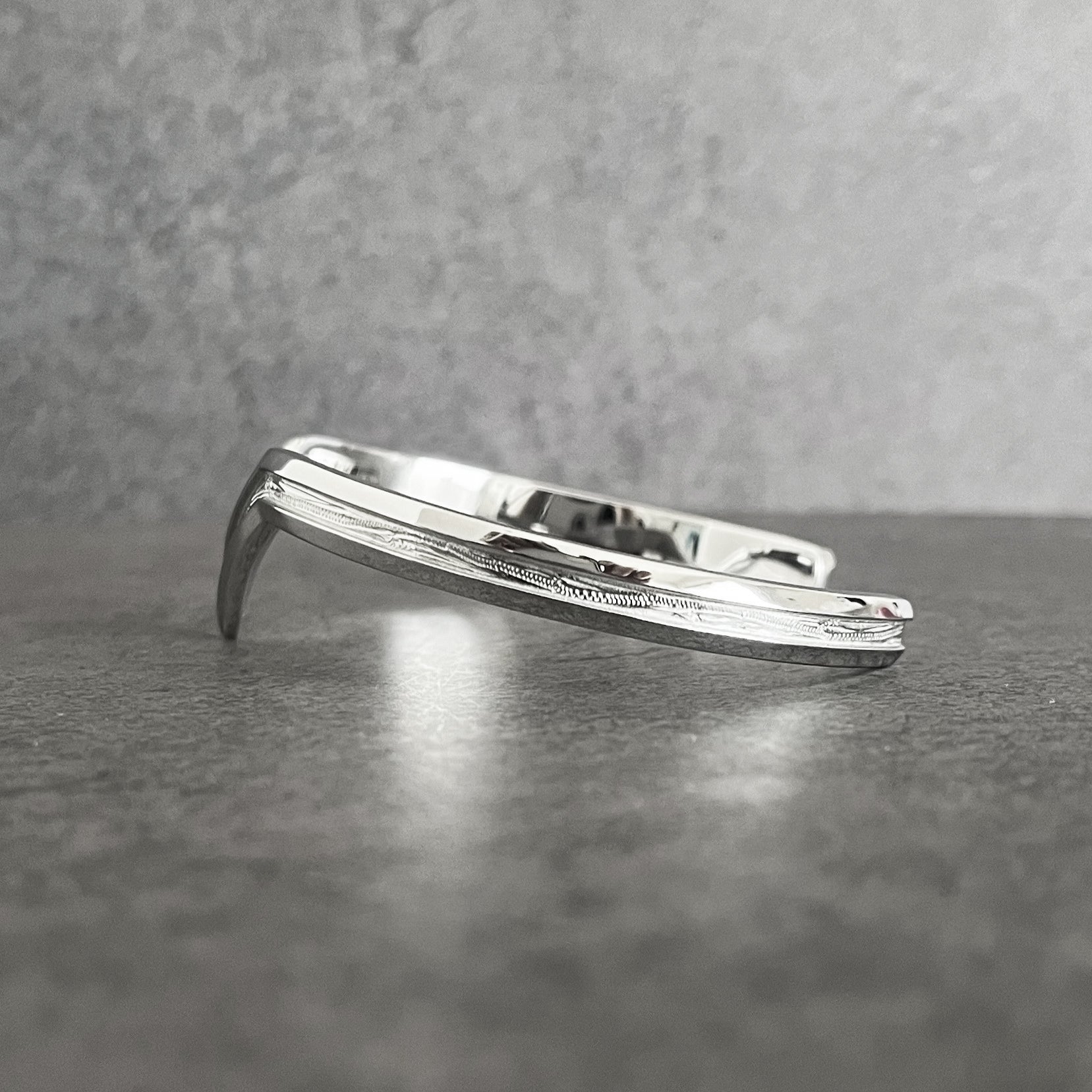 Halo.  HAWAIIAN JEWELRY "V" BANGLE (silver)