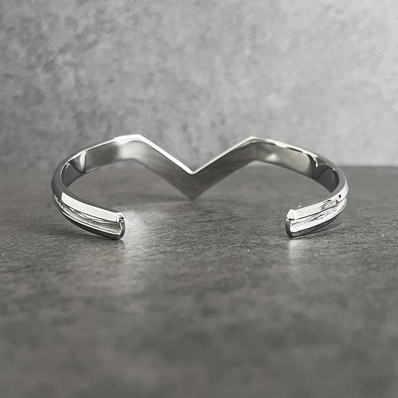 Halo.  HAWAIIAN JEWELRY "V" BANGLE (silver)