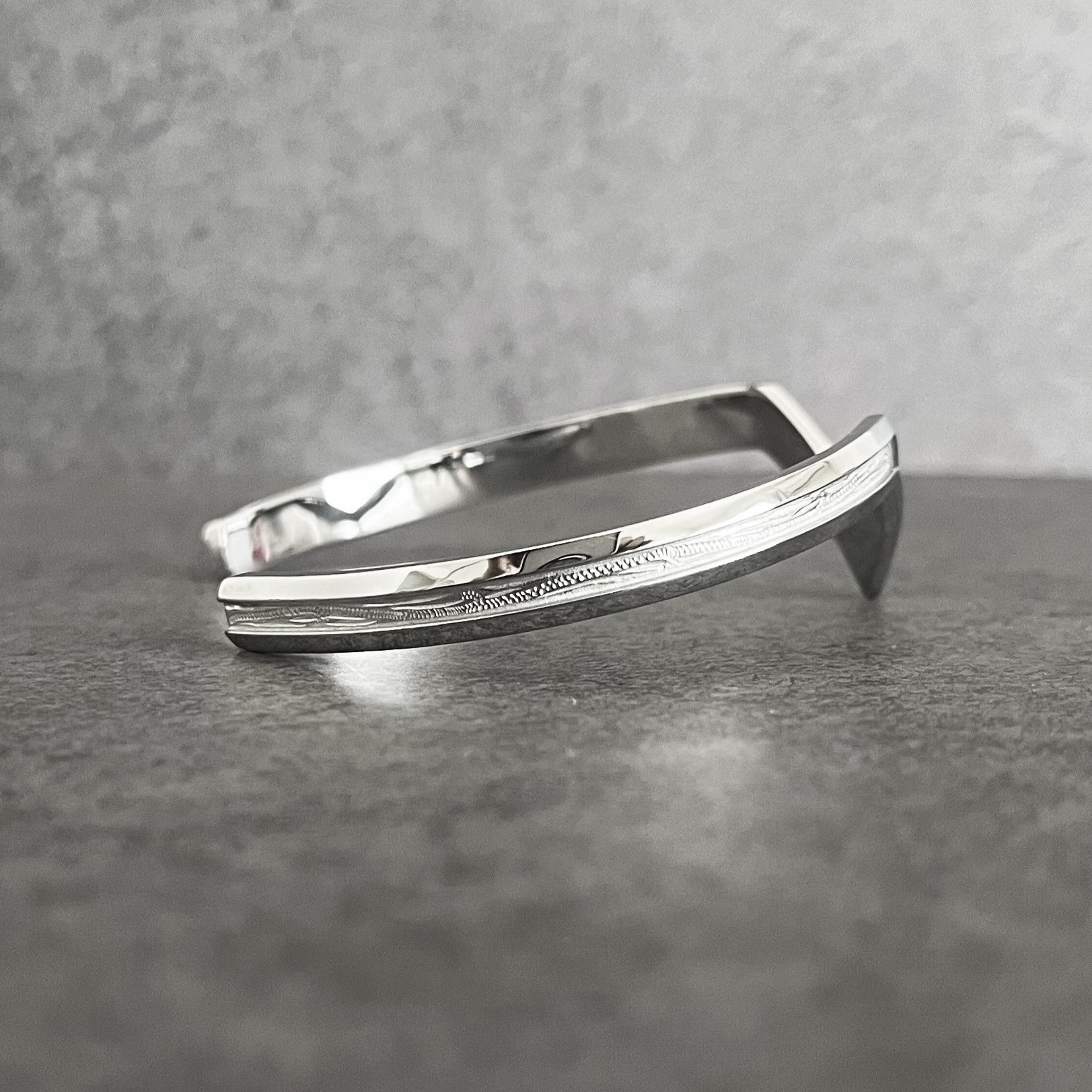 Halo.  HAWAIIAN JEWELRY "V" BANGLE (silver)