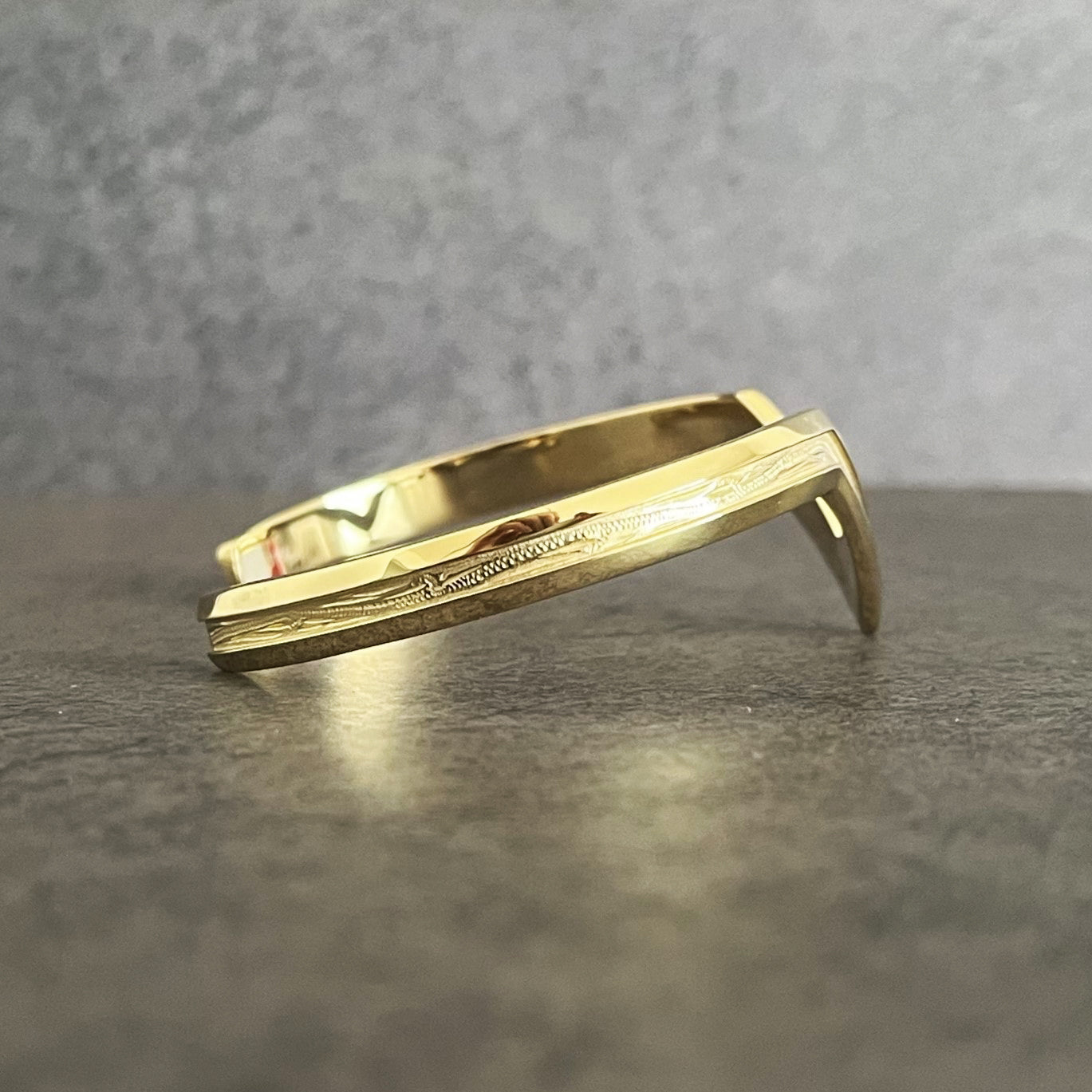 Halo.  HAWAIIAN JEWELRY "V" BANGLE (gold)