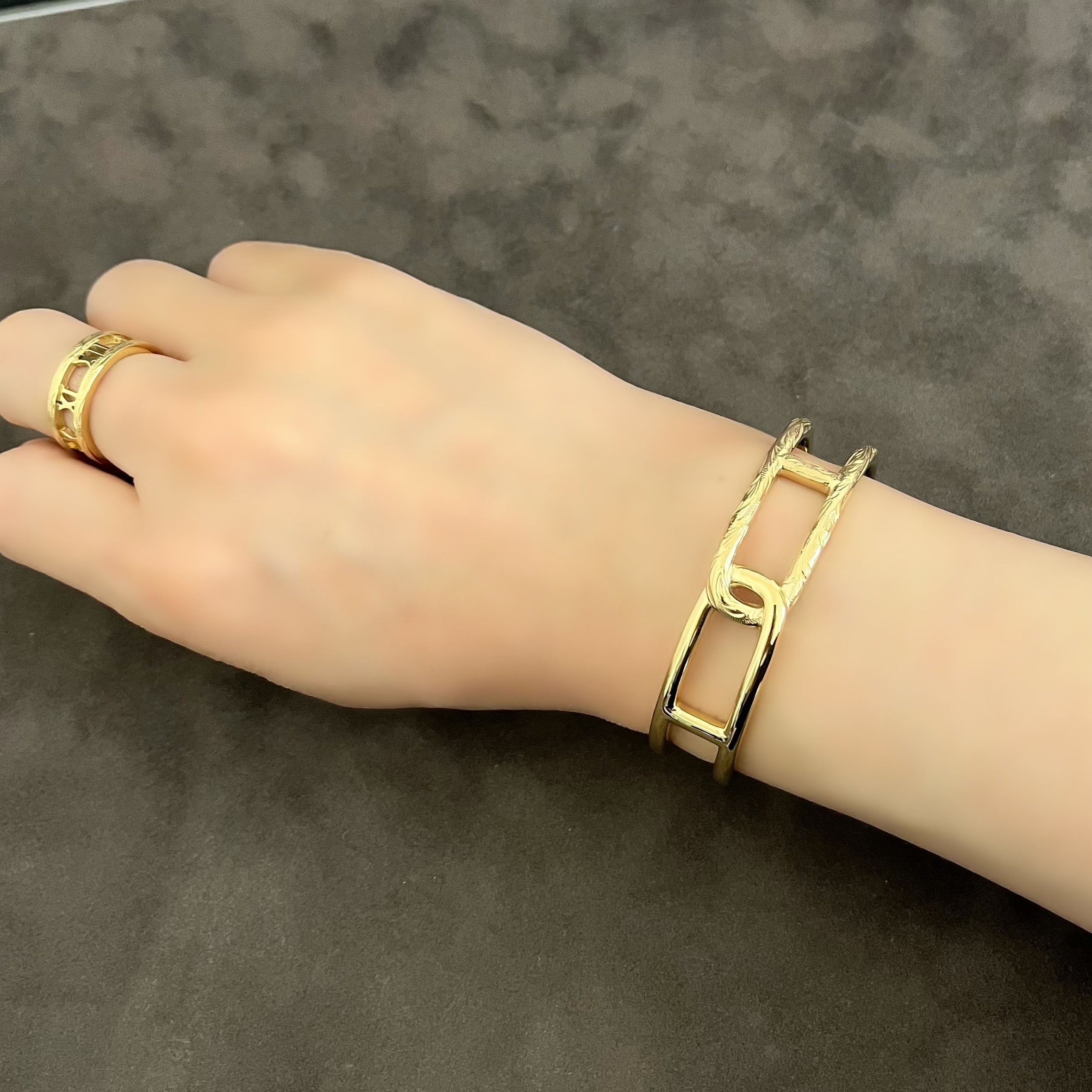 Halo.  HAWAIIAN JEWELRY "Connect" BANGLE (gold)