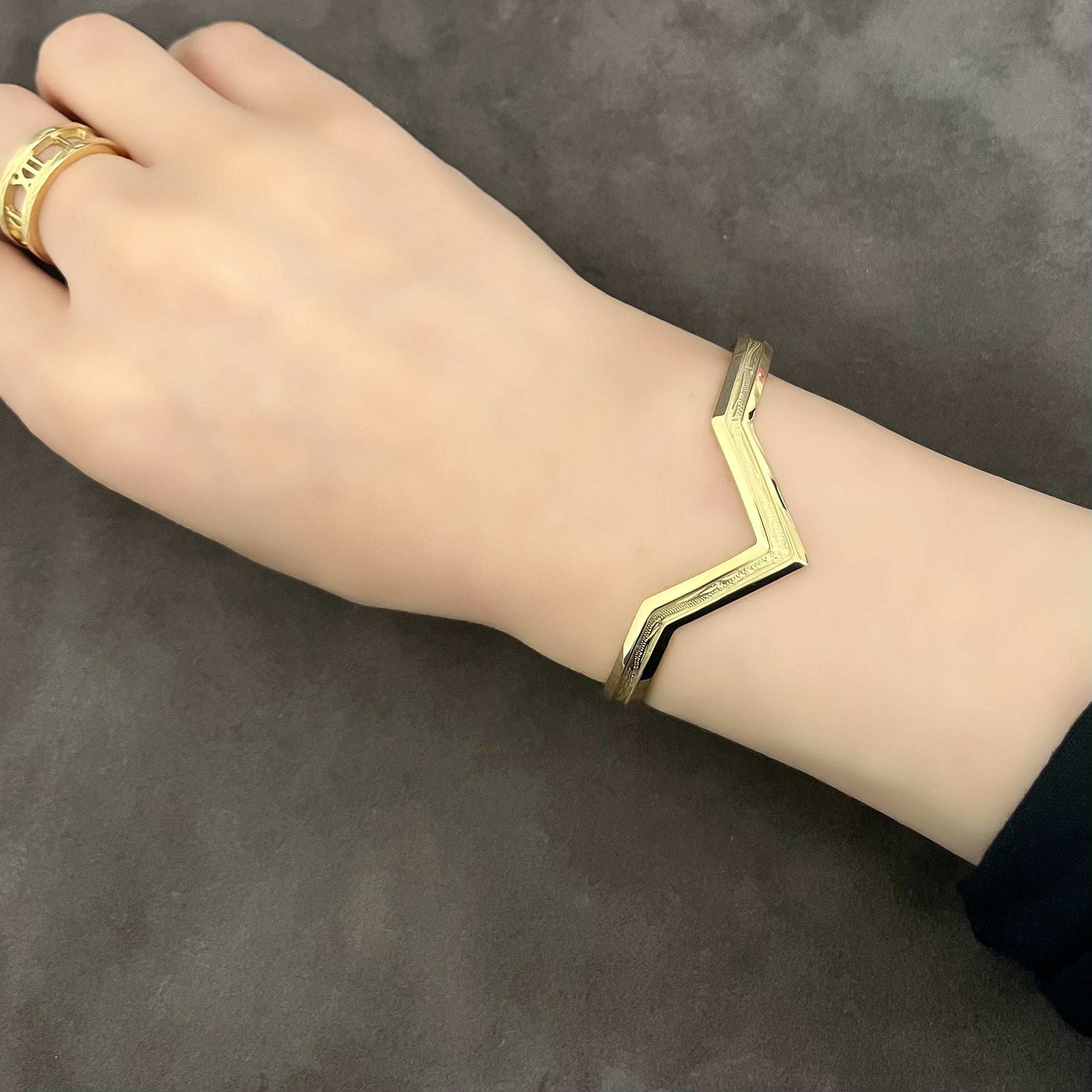 Halo.  HAWAIIAN JEWELRY "V" BANGLE (gold)